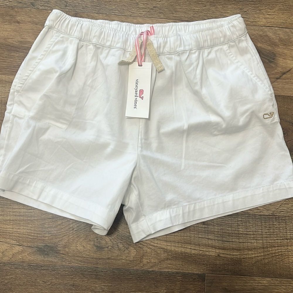 Vineyard Vines white pull on shorts size large 14